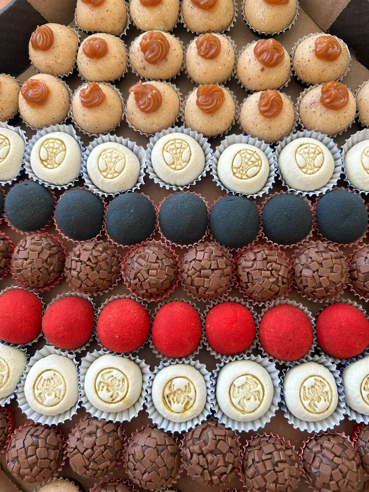 Caixa com uma seleção de doces de chocolate e doces decorados