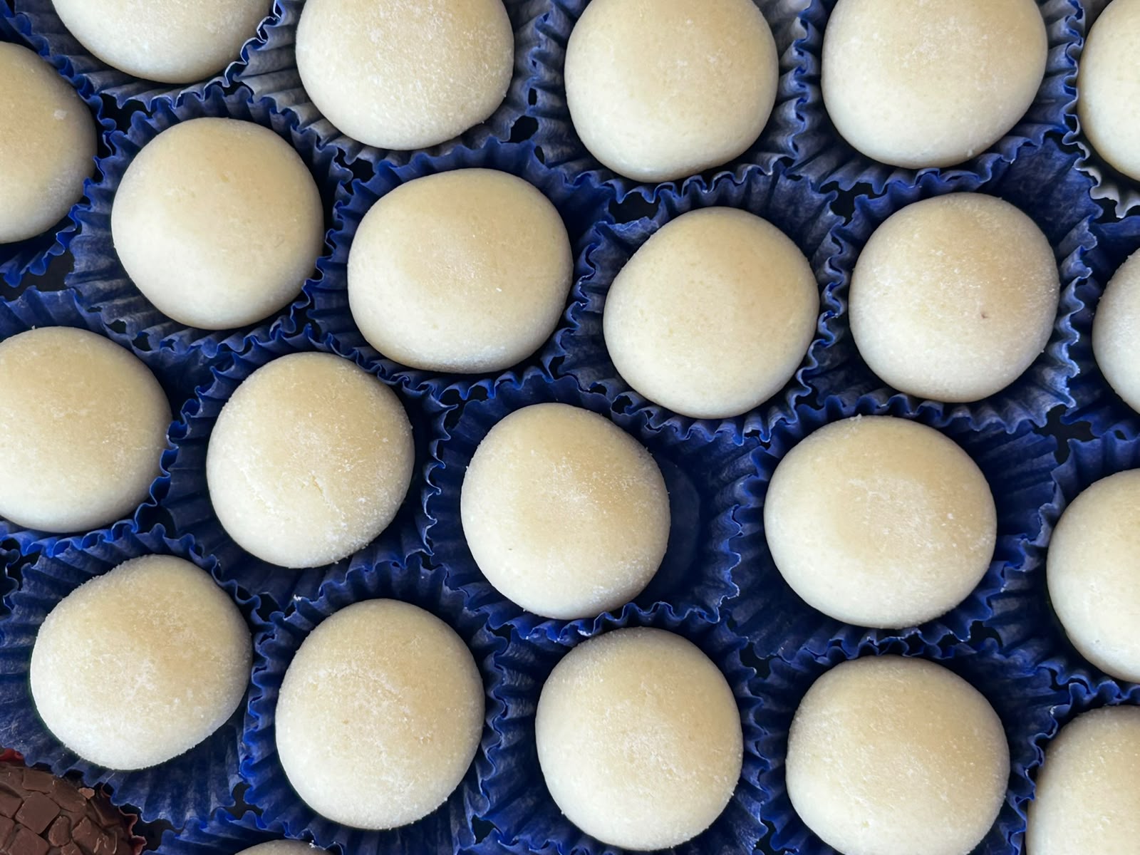 Doces brancos em forminhas azuis