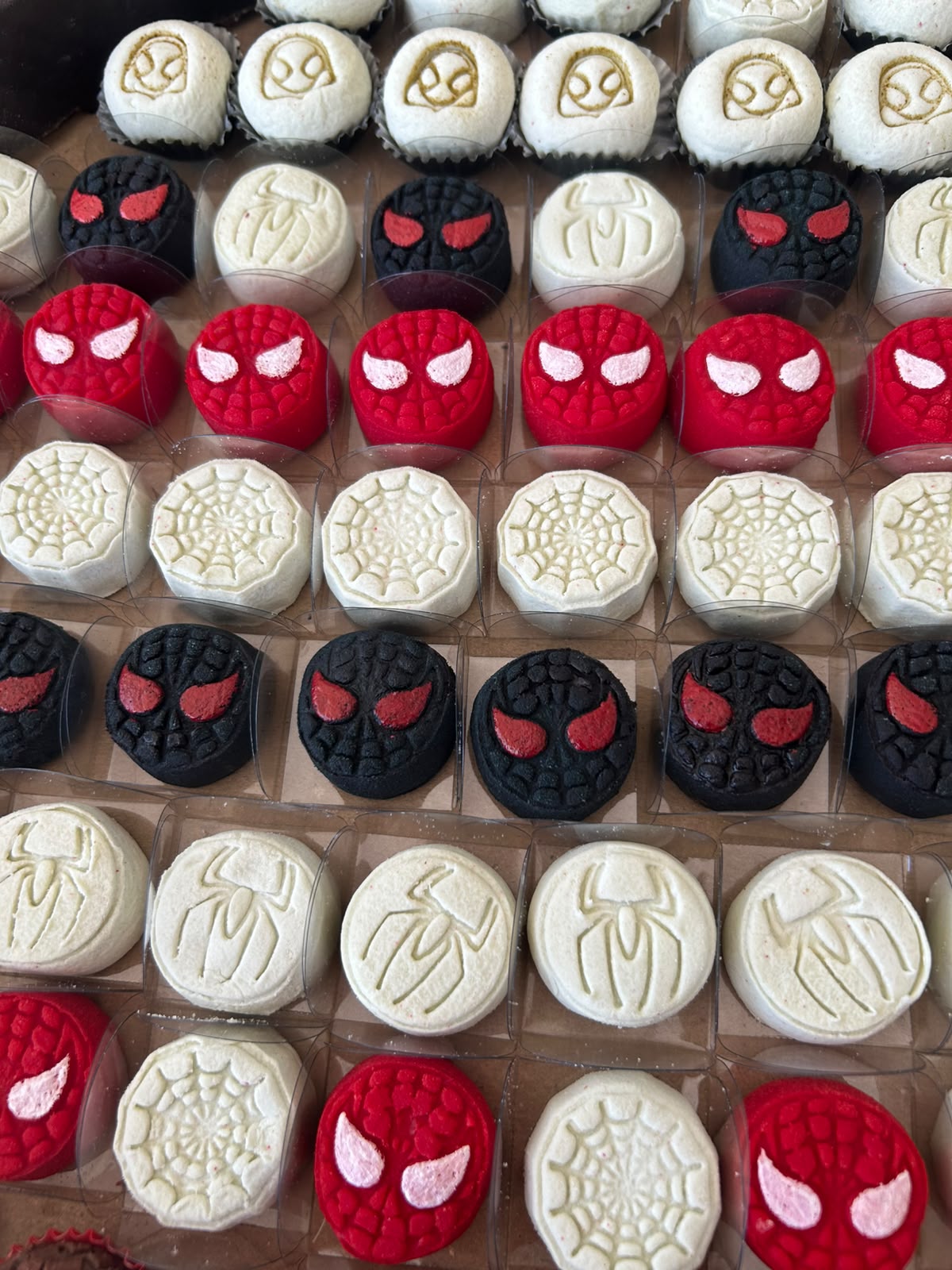 Doces decorados com tema de super-herói